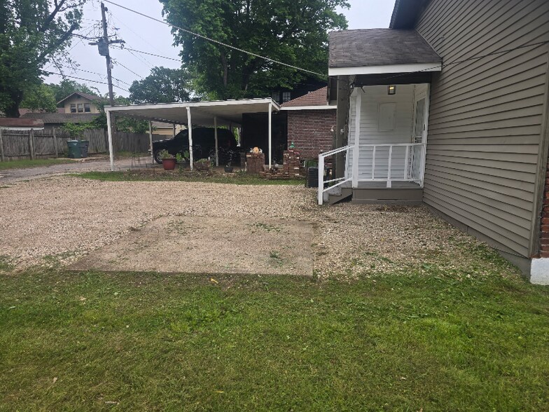 Building Photo - 2000 Carnes Ave