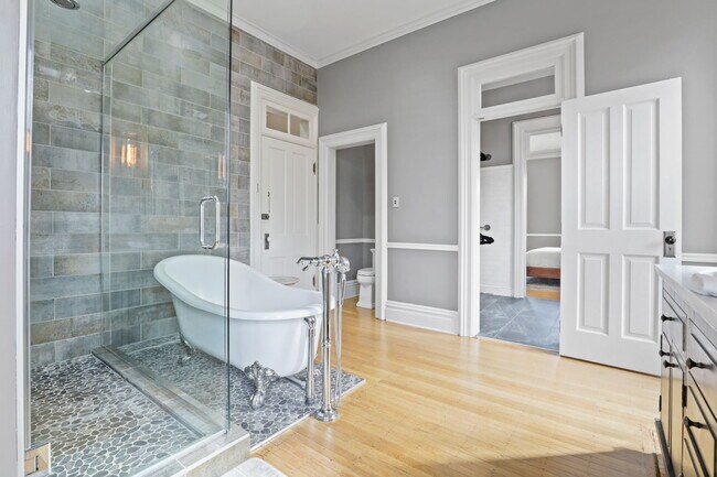 Building Photo - 550 E Town St