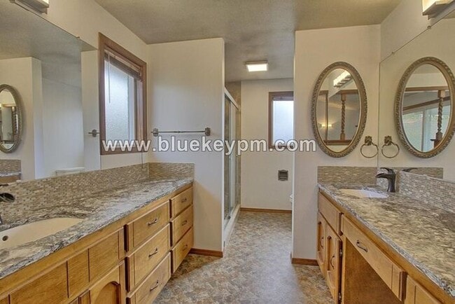 Building Photo - 3 Bed, 2.5 Bath Home in Culdesac with Huge...