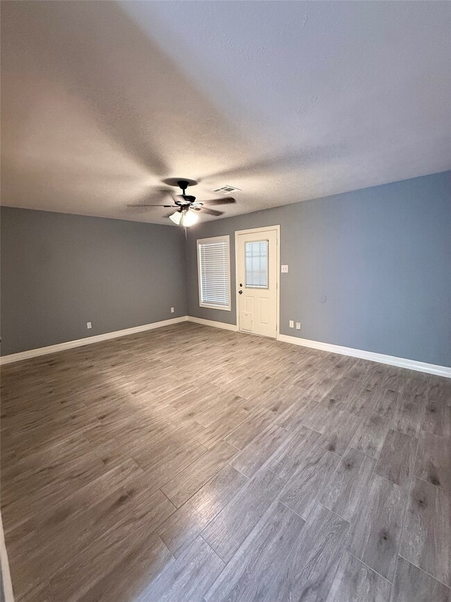 Building Photo - 5830 Clarewood Dr