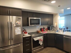 Building Photo - Charming 2 Bedroom