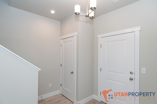 Building Photo - 995 W 360 S