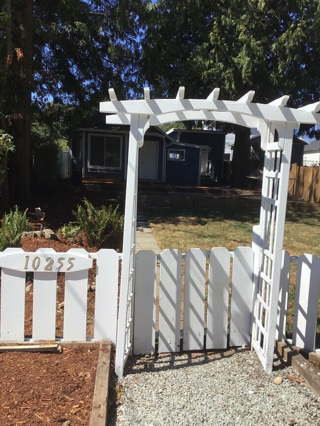 Building Photo - Arbor Heights Bungalow, Available early Oc...