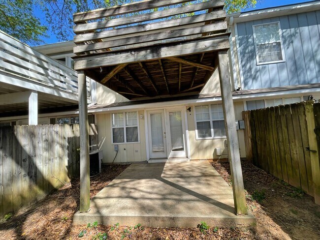 Building Photo - Foxhill Commons - 12 Month Minimal Lease!