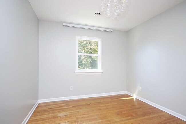 Building Photo - Pet-Friendly Duplex With Fenced Yard