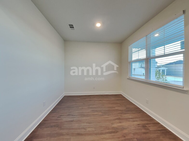 Building Photo - 2120 Williamshire Ln