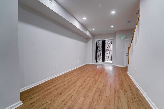 Building Photo - Beautifully Updated Townhome in Prime Loca...