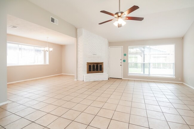 Building Photo - 10930 Rosewood Ct