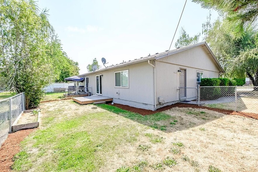 Building Photo - 3609 White Oak Ct NE