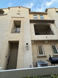 Building Photo - 1592 Santa Sabine