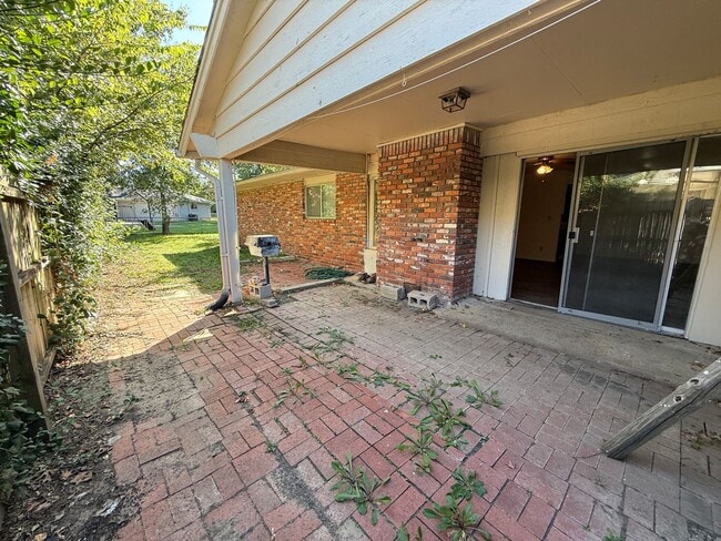 Building Photo - Three bedroom duplex with vinyl flooring. ...