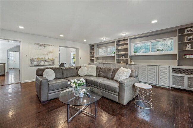 Building Photo - 606 Barton Ave