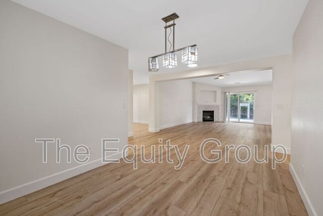 Building Photo - 3835 E Oak Ave