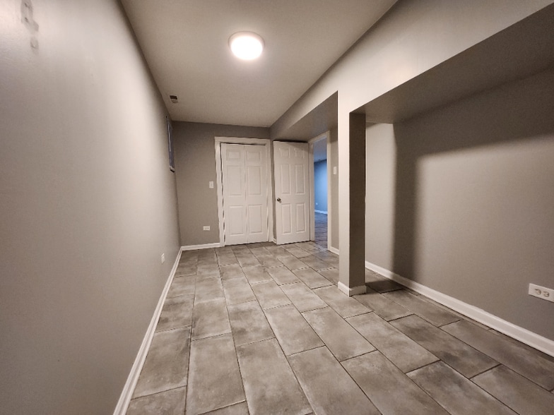 Building Photo - 7314 S Kenwood Ave