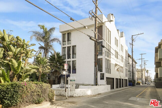 Building Photo - 14 Mast St