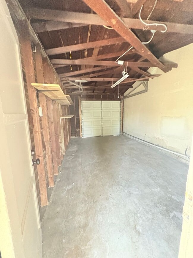 Building Photo - Lovely 3 Bedroom 1 Bath House with Garage
