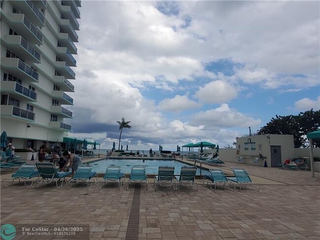 Building Photo - 3725 S Ocean Dr