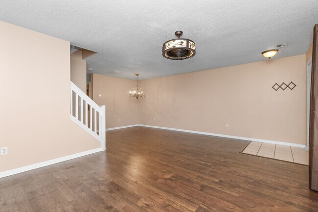 Building Photo - Townhome in The Market Common!