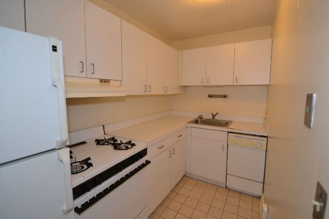 Building Photo - 622 W Wellington Ave