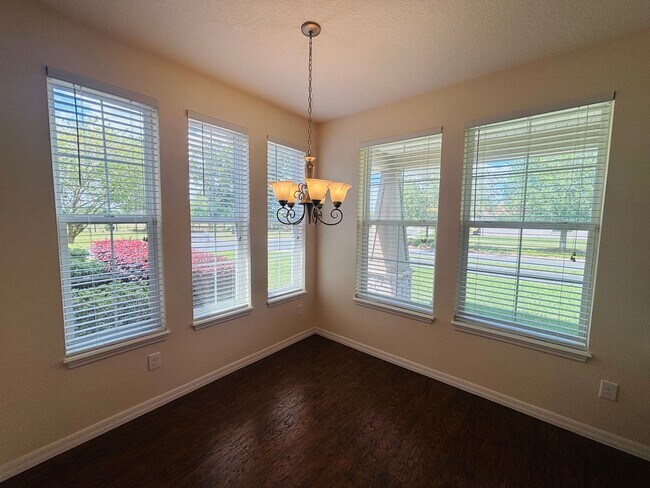 Building Photo - Beautiful movie in ready, large 2/2 in Ocala Preserve - All ages