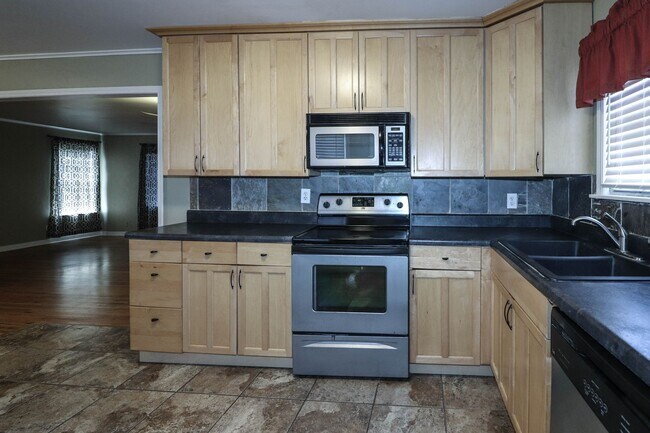 Building Photo - Cozy Bungalow in Brookside area, close to shopping for grocery, coffee shops, restaurants and muc...