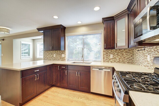Building Photo - 3bd/2.25ba Sammamish Home