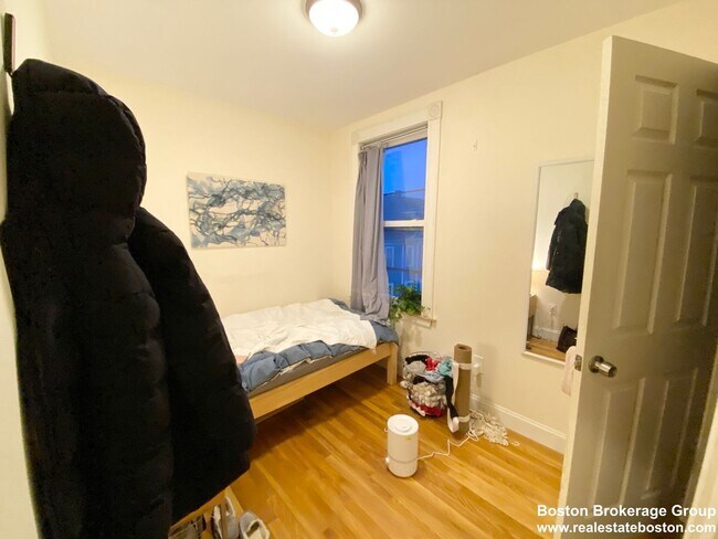 Building Photo - Super Renovated Apt Near NEU!  Laundry in Unit, Spacious and Sunny!