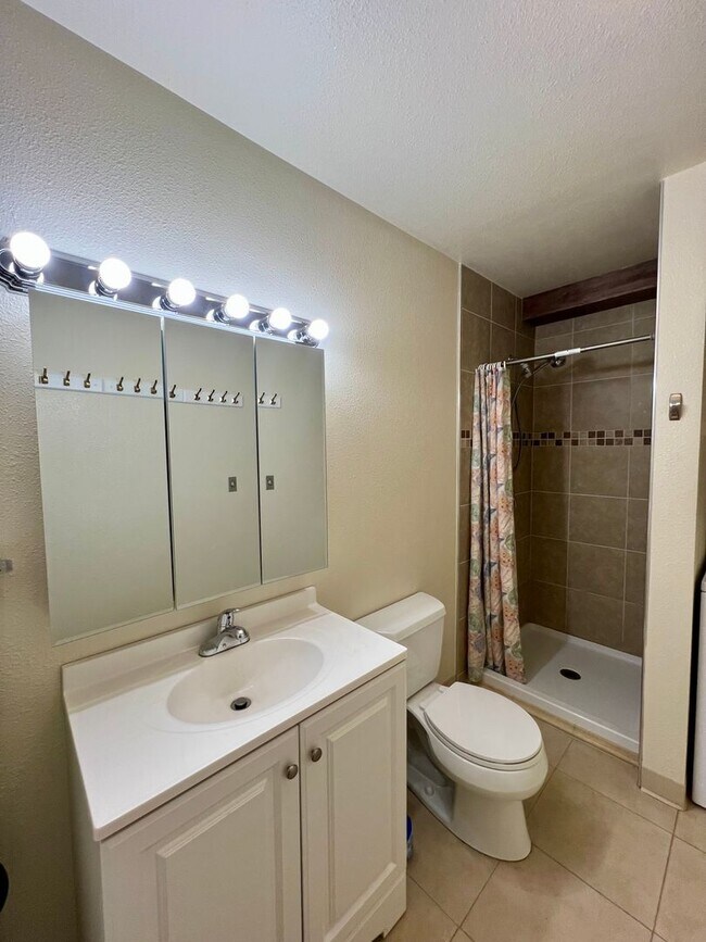 Building Photo - Dunbar Ave 529-