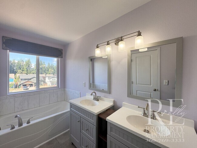 Building Photo - Spacious Bremerton Retreat with Designer Kitchen, Large Fenced Yard & Primary Suite