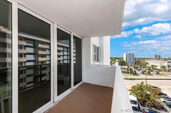 Building Photo - 3140 S Ocean Dr
