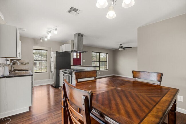 Building Photo - Beautiful home located in the heart of downtown!