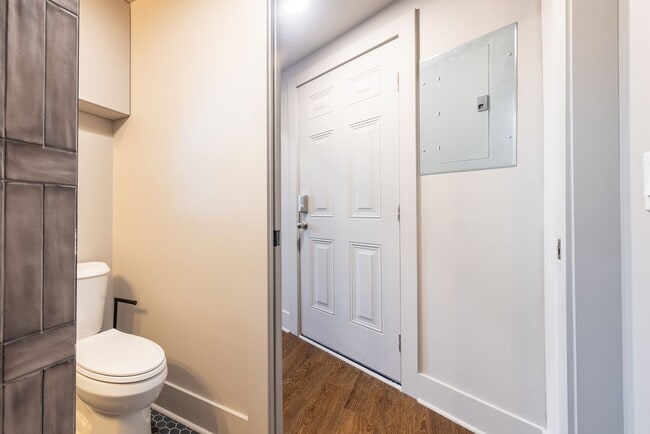 Building Photo - $300 OFF April Rent! Stylish Upstairs 1BR in Historic District