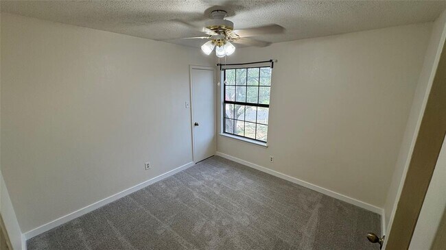 Building Photo - 4703 Saloma Pl
