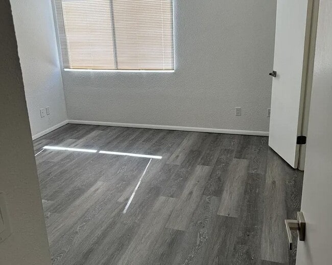 Building Photo - 250 Sunset Dr