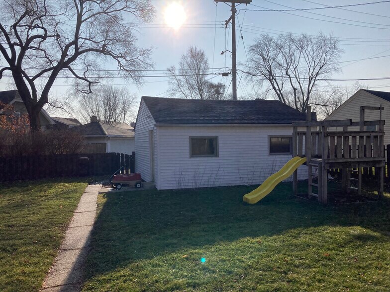 Building Photo - 4631 W Midland Dr