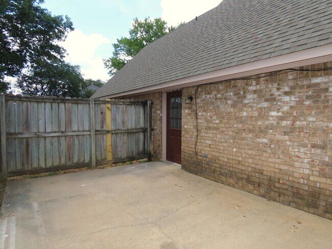 Building Photo - Remodeled in 2024! Gorgeous 3 Bdrm., 2 Bath Duplex in Whitehouse ISD!