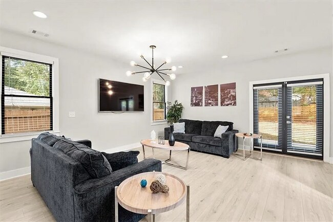 Building Photo - Spacious 4BR/4BA Home in Prime College Park Location