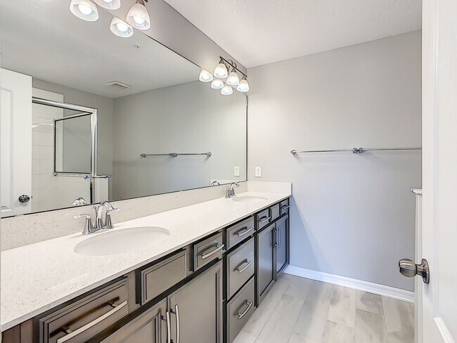 Building Photo - Stylish 3-Bedroom Townhome in Gated Sanfor...