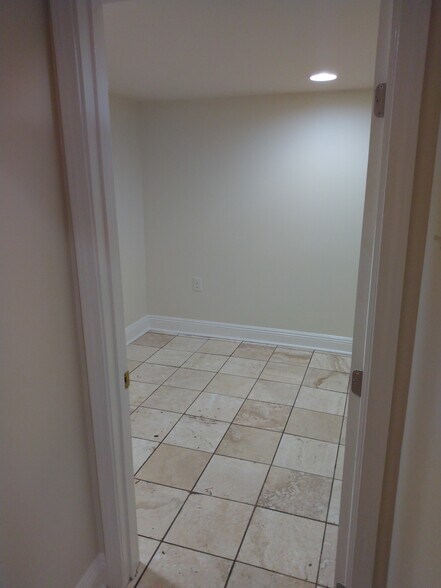 Building Photo - 2217 Napoleon Ave