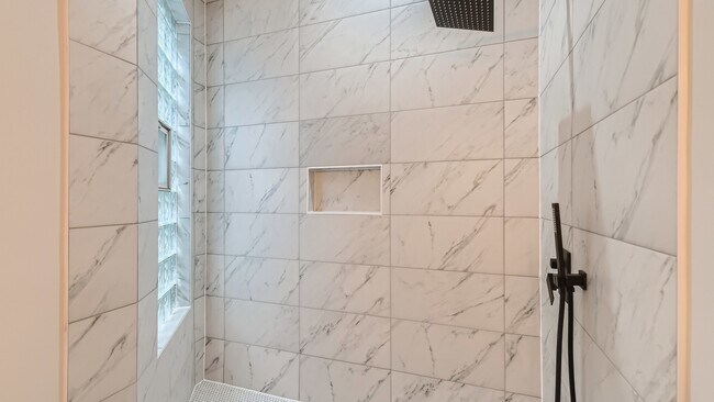 Building Photo - 4053 N Greenview Ave