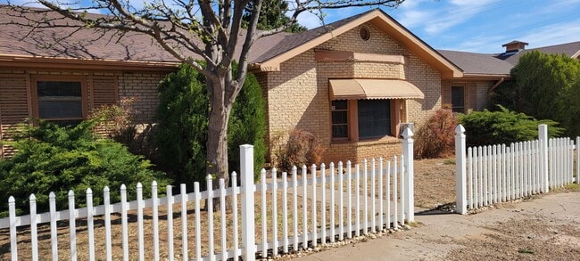 Building Photo - CLASSIC HOME CORNER LOT HARDWOOD FLOORS
