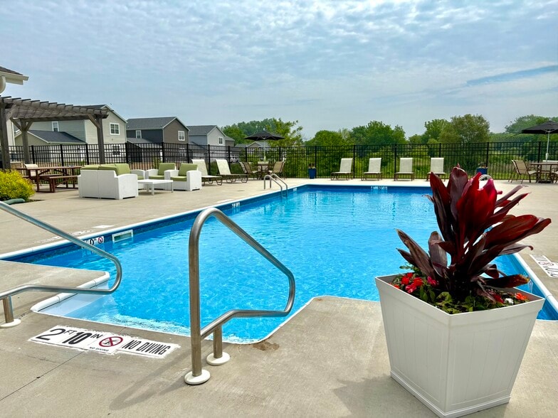 Building Photo - Residences at Oak View