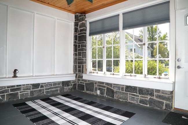 Building Photo - Adorable 5 Bed Single Family Home Near Uptown