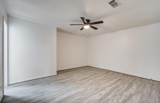 Building Photo - 534 Robert E Lee Dr