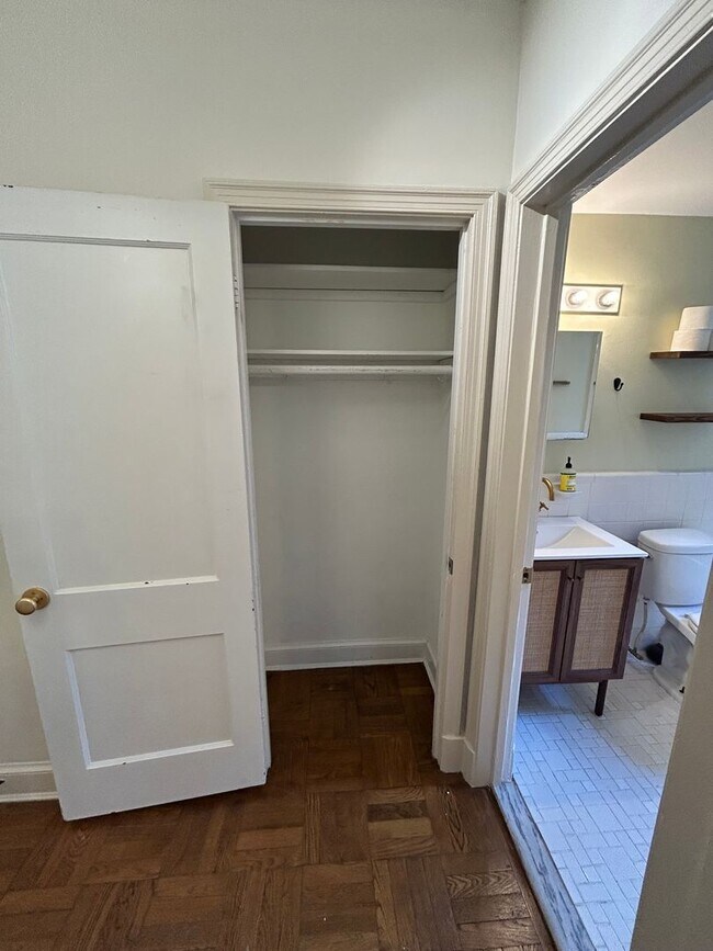 Building Photo - One Bedroom Apartment in Palisades NW Includes Parking