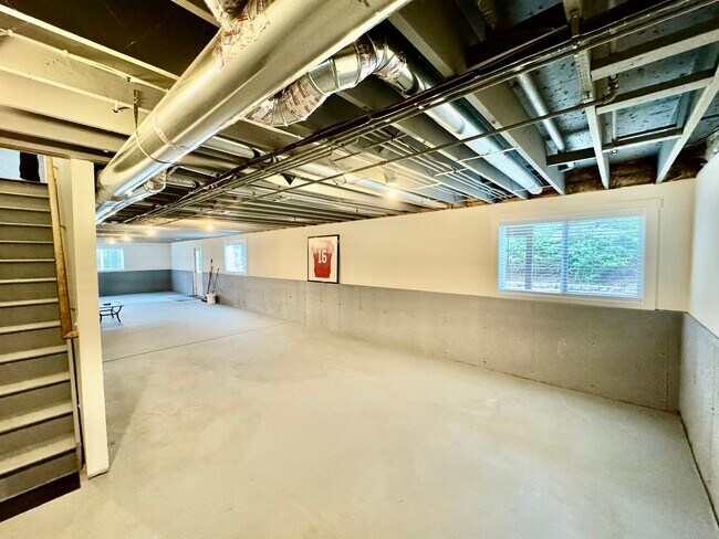 Building Photo - 628 Krpan Ct