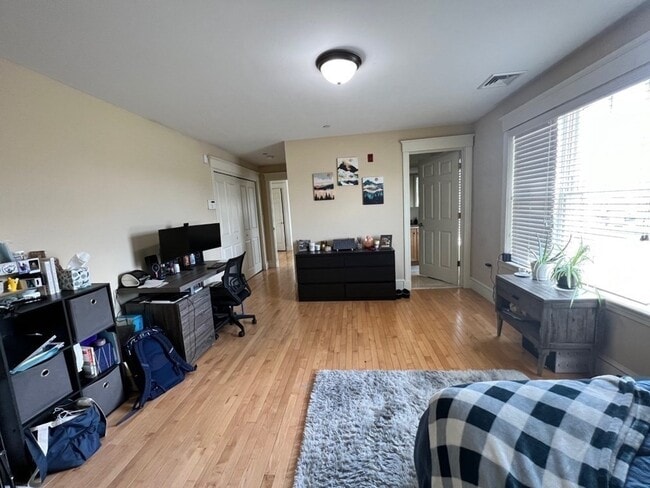 Building Photo - 868 Highland Ave