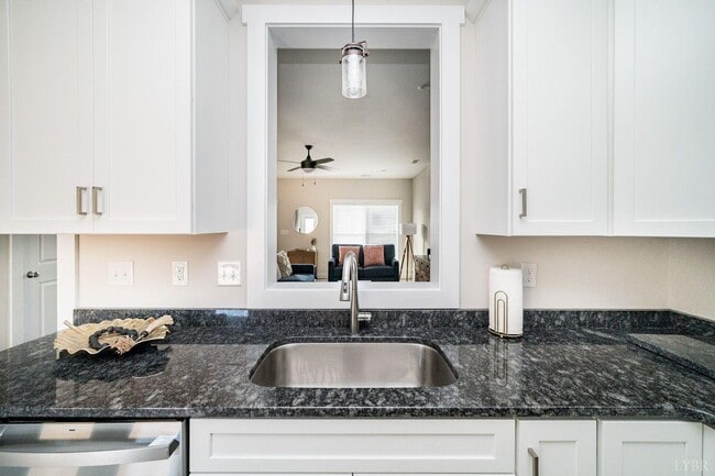 Building Photo - 16 Villa Ct