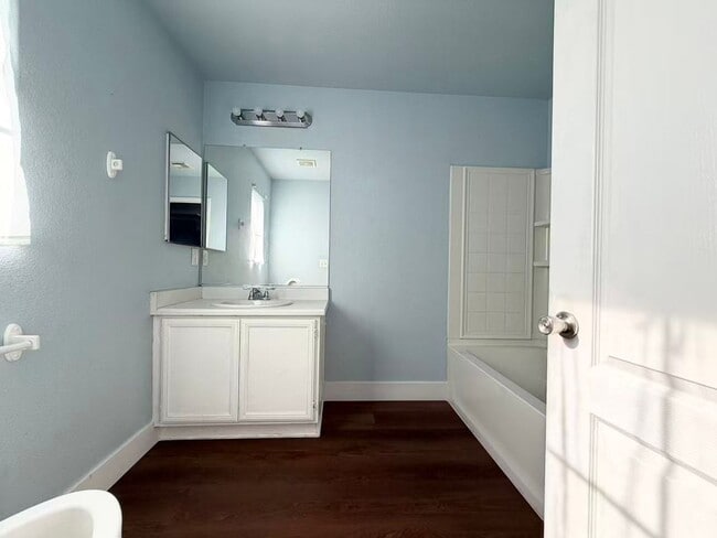 Building Photo - Beautiful 2-story home offering 3 bedrooms, 2.5 bathrooms