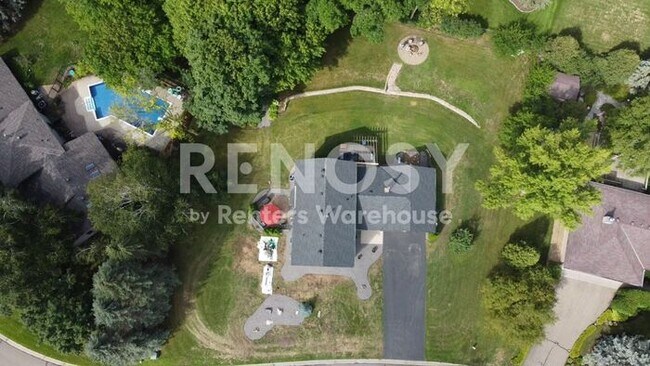 Building Photo - 5 Bedroom 3 Bathroom Single Family Home in Burnsville